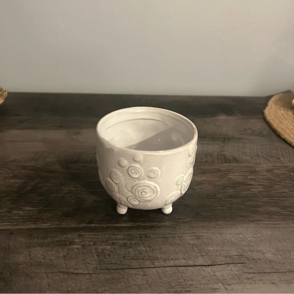 White Paisley floral embossed farmhouse style planter pot - Picture 2 of 5